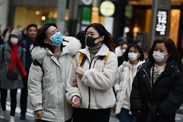 Ilutrasi orang-orang keluar rumah mengenakan masker saat pandemi Covid-19.