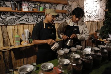 Mengapa Kita Lebih Kreatif dan Produktif Saat Bekerja di Kedai Kopi?