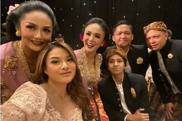 Azriel dan Aurel Hermansyah bareng Krisdayanti, Raul Lemos, Yuni Shara dan sepupunya
