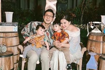Putri Titian bersama Junior Liem dan kedua anaknya