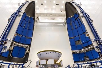 Pesawat ruang angkasa NASA 2020 Mars (tengah) tak lama sebelum pesawat ruang angkasa itu dirangkum dalam fairing muatan Atlas 5 pada bulan Juni.