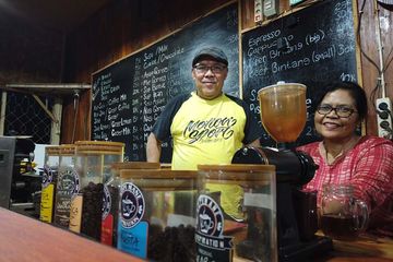 Bony Romas dan istrinya Maria Aloysia Sri Lestari berada di kedai Kopi Mane Labuan Bajo. Ia bersama para pengusaha kopi lainnya dan pemerintah bersama membentuk MPIG Kopi Arabika Flores. 