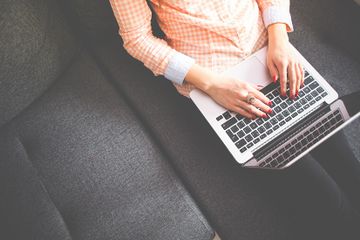 7 Bahaya yang Mengintai Tubuh Jika Kita Sering Letakkan Laptop di Paha