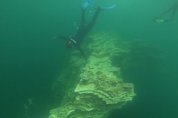 Watuyano, atau batu melayang , salah satu cerita rakyat tentang  peristiwa geologi di Danau Poso.