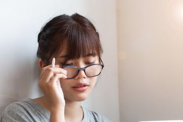 Nggak Pede dengan Bekas Kacamata di Hidung? Begini Cara Menyamarkannya!