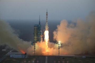 Long March 2F yang membawa Shenzhou-11 lepas landas pada 2016. Peluncuran hari Jumat mungkin telah membawa pesawat luar angkasa yang dapat diisi ulang ke orbit.