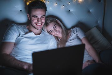 Nikmati Momen Spesial Bersama Pasangan dengan Tontonan Romantis Ini Hanya di VIU