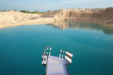 Wisata Aik Ketok, merupakan salah satu destinasi pariwisata eks tambang di Kampung Menjelang Baru, Muntok, Bangka Barat. Namun kondisinya terbengkalai sejak pandemi COVID-19. Terlihat kerangka bangunan miring ke kanan tak terurus.