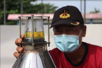 Ketua Unit Serai Wangi Subekti mengamati proses penyulingan minyak atsiri serai. 