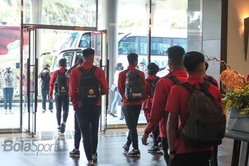 Para pemain timnas U-19 Indonesia berjalan menuju bus jelang keberangkatannya ke Spanyol, di Hotel Fairmont, Senayan, Jakarta, 26 Desember 2020