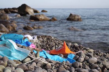  pandemi Covid-19 memicu peningkatan pencemaran lingkungan laut dari limbah plastik bekas alat pelindung diri (APD).