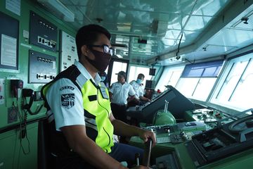 Seorang juru mudi kapal Portlink Zero bernama Ilham Wijaya. Mengemudikan kapal di pelayaran Merak ke Bakauheni