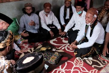 Suasana kebersamaan keluarga di Manggarai Barat dalam sebuah perbincangan adat pernikahan.