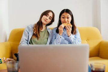 Selama Ini Sering Dilakukan, Ternyata Makan Sambil Nonton Film Bisa Bahayakan Tubuh, Efeknya Nggak Main-Main!