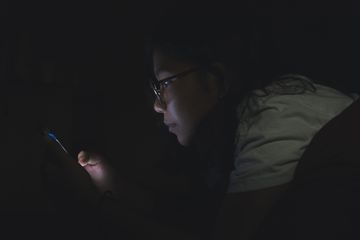 Meredupkan Layar Ponsel Ternyata Berbahaya untuk Mata, Ini Penjelasannya