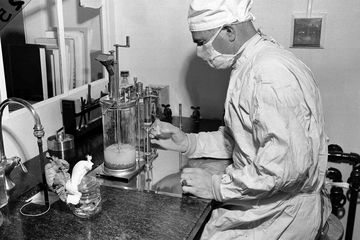 Charles D. Brown mengisi botol dengan vaksin tuberkulosis BCG di laboratorium yang dioperasikan negara di Albany, N.Y., pada 2 Desember 1947.