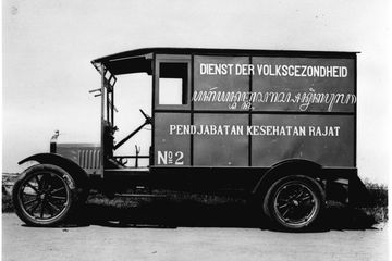 Mobil keliling Burgerlijke Gezonheiddeinst (BGD) atau Dinas Kesehatan Rakyat untuk membantu kampanye anti-influenza yang merebak di Hindia Belanda 1919.