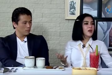 Reino Barack dan Syahrini dalam acara talkshow.