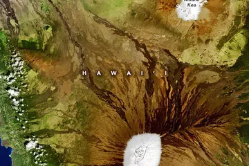 Gambar satelit menunjukkan salju putih menyelimuti puncak gunung berapi Mauna Kea dan Mauna Loa di Hawaii.