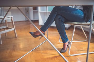 5 Dampak Buruk Duduk Sambil Menyilangkan Kaki, Waspadai Bahayanya!