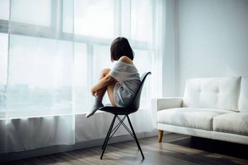 Istilah hikikomori sendiri berasal dari kata kerja hiki yang artinya &ldquo;menarik&rdquo; dan komori yang berarti &ldquo;berada di dalam&rdquo;. Istilah ini diciptakan pada tahun 1998 oleh psikiater Jepang bernama Profesor Tamaki Saito. 