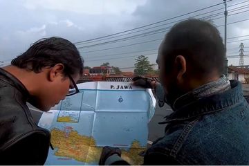 Soleh Solihun dan Didi Kasim menjelajahi kota-kota di pesisir utara Jawa.
