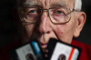 Penemu kaset Lou Ottens berpose dengan kaset temuannya. 