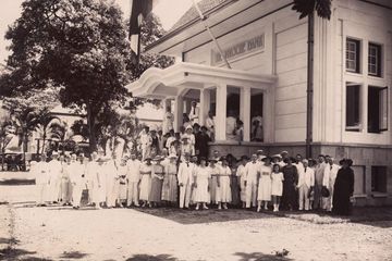 Pegawai Javasche Bank di Malang, foto sekitar 1922. Kini Bank Indonesia, Jalan Merdeka Utara, Kota Malang. 
