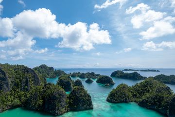 Pulau Piaynemo tampak dari atas. Kata Piaynemo diyakini berasal dari bahasa Biak yang artinya sambungan antara bagian kepala dan gagang tombak.