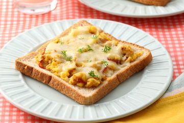 Bosan dengan Nasi? Yuk Kreasikan Roti Gandum dengan Scramble Egg Cheese Melt Ini!