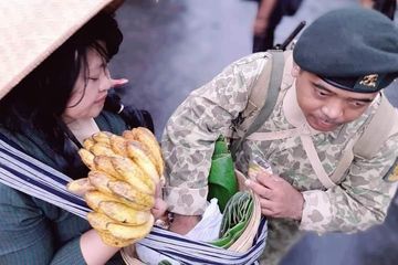 Adegan reka ulang sejarah dalam Peringatan Serangan Umum 1 Maret 1949. Serdadu Belanda menggeledah isi tenggok yang dibawa seorang perempuan. Kurir rahasia kerap menyembunyikan surat dan senjata di tenggok mereka.