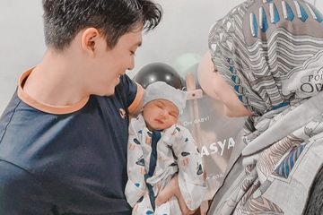 Baru 8 Hari Sudah Tengkurap dan Angkat Kepala, Kondisi Bayi Zaskia Sungkar dan Irwansyah Justru Bikin Netizen Khawatir: Aduh, Ngilu Liatnya!