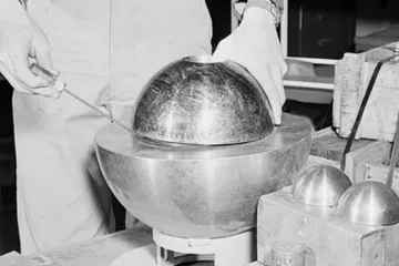 Bom atom Demond Core saat diuji di laboratorium.