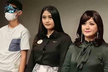 Yuyun Sukawati bersama kuasa hukum dan putranya
