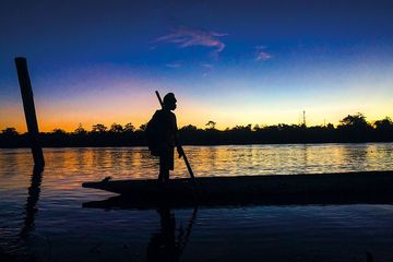 Masyarakat setempat biasa menggunakan perahu kayu yang disebut longboat sebagai alat transportasi di Sungai Digoel.