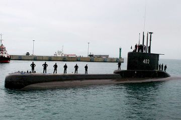 Kapal selam KRI Nanggala-402 berlayar mendekati dermaga Indah Kiat di Kota Cilegon, Banten, beberapa waktu lalu.  