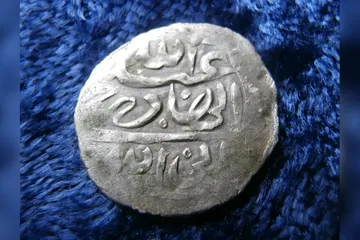 Koin perak buatan Yaman tahun 1693 yang ditemukan di Rhode Island pada 2014.