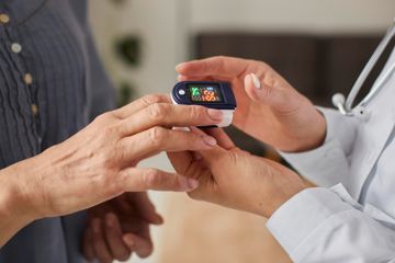 Oksimeter, alat untuk mendeteksi kadar oksigen dalam darah, dan biasa digunakan untuk pemeriksaan sebelum vaksinasi.