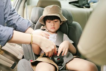 Anti Ribet, Begini Tips Aman Berkendara dengan Mobil Bersama Si Kecil