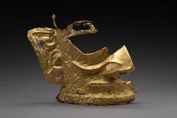 Salah satu temuan topeng emas di situs reruntuhan Sanxingdui, Provinsi Sechuan, Guanghan, Tiongkok. 