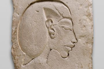 Wajah Akhenaten, dengan ciri khas yang dilebih-lebihkan, pada karya percobaan pematung yang belum selesai dari Amarna. 
