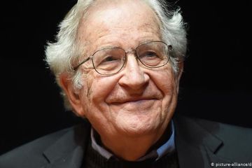 Isi Kepala Noam Chomsky: Kejanggalan Amerika Perangi Narkotika
