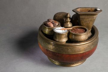 Pekinangan atau wadah yang terbuat dari kuningan, digunakan sebagai tempat menyimpan bahan-bahan untuk menginang yang berisi tembakau, gambir, kapur, dan pinang ini biasanya disuguhkan untuk para tamu yang datang. Koleksi Museum Nasional Indonesia