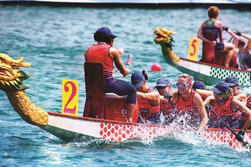Lomba dayung perahu naga di Hong Kong. Perlombaan seperti ini biasanya diadakan pada hari raya Peh Cun.