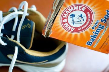 Coba Tabur Baking Soda di Sepatu Semalaman, Jangan Kaget Lihat Hasilnya jadi Begini di Pagi Hari
