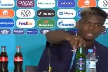 Pesepak bola profesional Prancis, Paul Pogba saat menyingkirkan minuman alkohol dalam konferensi pers pasca laga kontra Jerman (16/6/2021) 