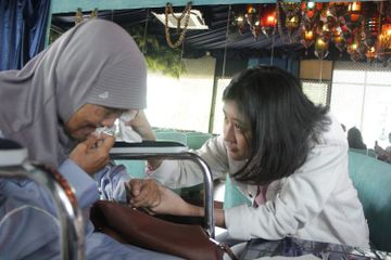 Amel ikut menangis saat melihat ibu Nike Ardilla