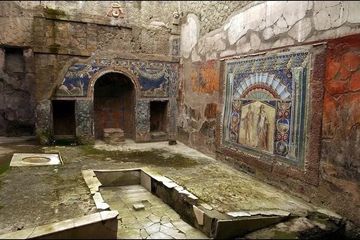 Villa Papirus yang telah lama terkubur dibuka untuk umum hampir 2000 tahun setelah terendam lumpur vulkanik di Herculaneum