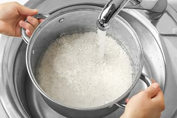 Bisa Nyesel Seumur Hidup, Kebiasaan Makan Nasi dari Beras yang Disimpan di Kulkas, Wanita ini Alami Hal Mengerikan pada Tubuhnya, Ada Apa?