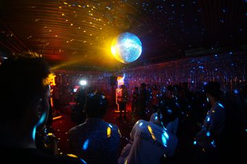 Salah satu alasan mengapa musik disko mendapatkan popularitas yang meningkat adalah tarian bentuk bebas, serta suara keras yang muncul. (Donny Fernando)